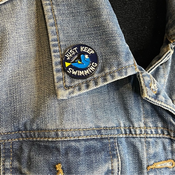 “Just Keep Swimming" Dory Enamel Lapel/Bag/Hat Collectible Pin - Picture 3 of 6